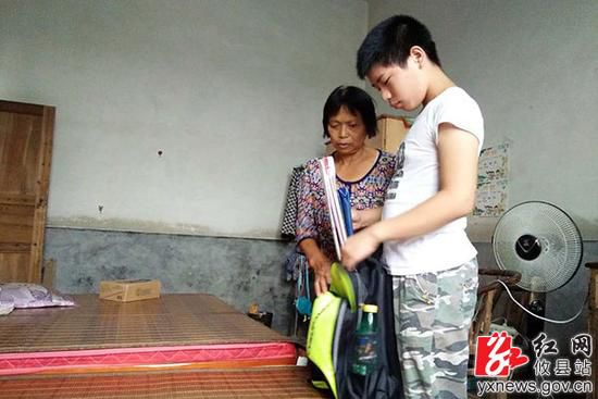 湖南攸縣676名貧困學生免費乘校車上學/ 湖南攸縣676名貧困學生免費乘校車上學