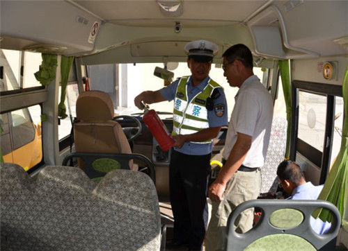 江蘇盱眙交警做好校車統(tǒng)一整治行動/ 江蘇盱眙交警做好校車統(tǒng)一整治行動