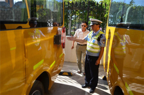 江蘇盱眙交警做好校車統(tǒng)一整治行動/ 江蘇盱眙交警做好校車統(tǒng)一整治行動
