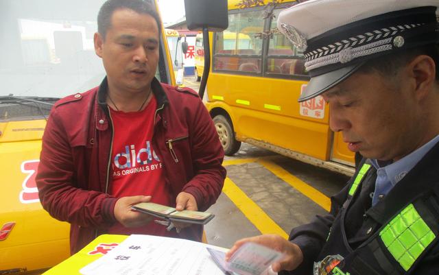 陜西蒲城交警罕井中隊(duì)對轄區(qū)幼兒園校車進(jìn)行檢查