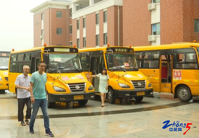 江蘇常州:安全第一位 交警突擊抽查校車 江蘇常州:安全第一位 交警突擊抽查校車