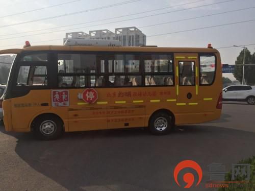 山東膠州:奔馳與幼兒園校車刮擦 無人員傷亡 山東膠州:奔馳與幼兒園校車刮擦 無人員傷亡