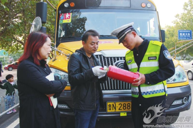 山東省禹城市交警大隊(duì)加強(qiáng)校車日常監(jiān)管檢查