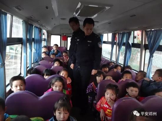 河南省鄧州市：倆校車超載，校車司機(jī)被警方依法刑事拘留