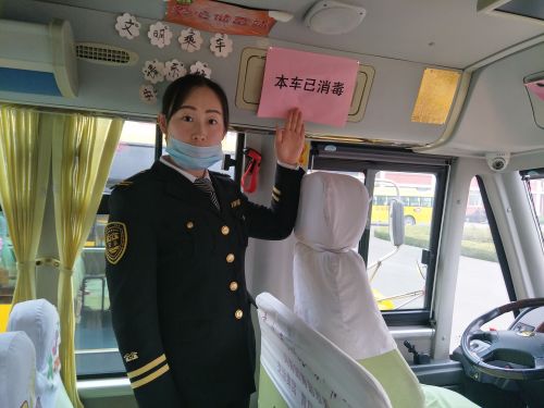 青島:2000多輛校車進(jìn)行全面消毒 每輛消毒的大鼻子校車上都標(biāo)有“本車已消毒”