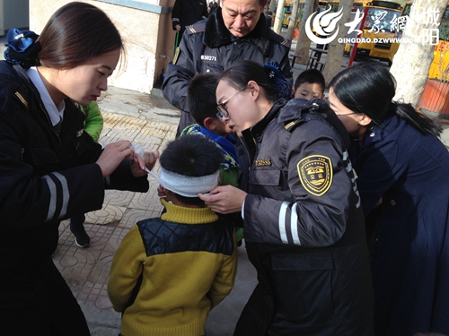 校車常備醫(yī)藥箱 學(xué)生不慎摔傷工作人員緊急包扎 校車常備醫(yī)藥箱 學(xué)生不慎摔傷工作人員緊急包扎