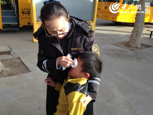 校車常備醫(yī)藥箱 學(xué)生不慎摔傷工作人員緊急包扎 點擊瀏覽下一張