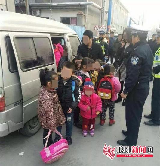 7座小面包塞11個(gè)幼兒 臨沂交警蹲守查獲“黑校車” 7座小面包塞11個(gè)幼兒 臨沂交警蹲守查獲“黑校車”