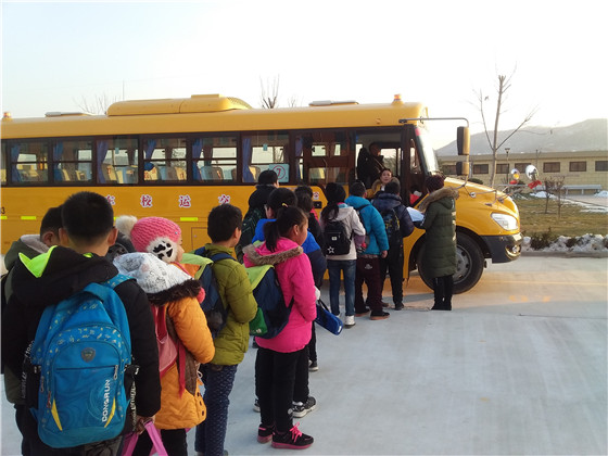 煙臺(tái)市福山區(qū)兜余小學(xué)加強(qiáng)校車安全管理/ 福山區(qū)兜余小學(xué)加強(qiáng)校車安全管理