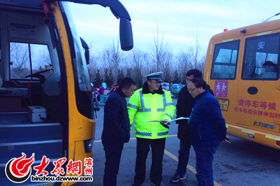 山東省濱州市博興縣:交警開(kāi)展校車(chē)安全“體檢” 守護(hù)學(xué)生平安路 山東省濱州市博興縣:交警開(kāi)展校車(chē)安全“體檢” 守護(hù)學(xué)生平安路