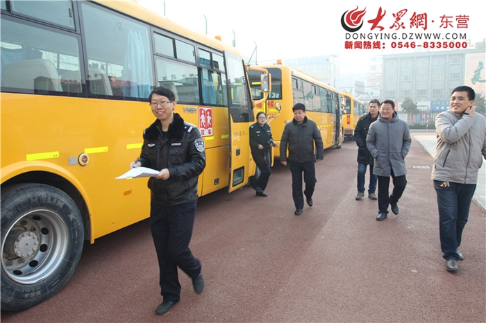 山東省東營區(qū)三中積極迎接校車檢查確保學(xué)生安全出行/ 山東省東營區(qū)三中積極迎接校車檢查確保學(xué)生安全出行