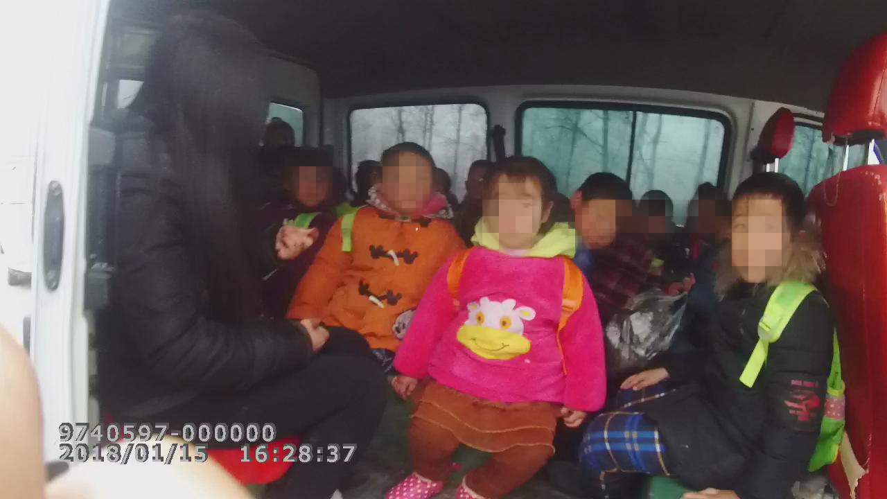 信陽一“黑校車”超載22名幼兒司機(jī)及園長被刑拘 信陽一“黑校車”超載22名幼兒司機(jī)及園長被刑拘