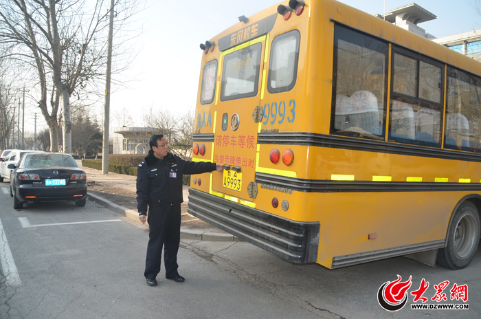 山東省濟(jì)南市商河縣:交警開展寒假校園校車安全檢查 山東省濟(jì)南市商河縣:交警開展寒假校園校車安全檢查