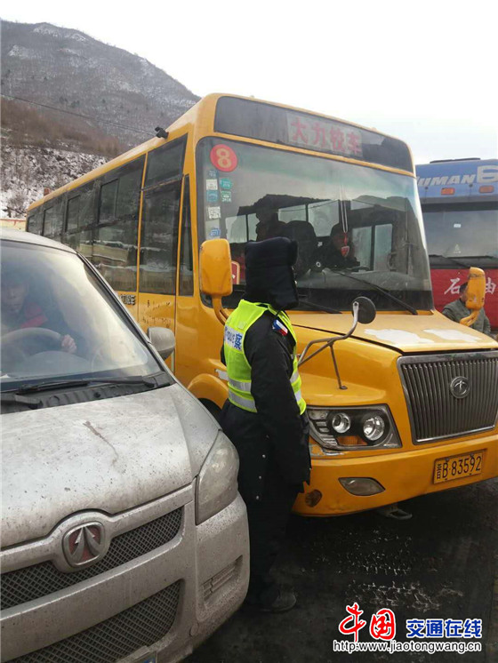 山西省大同市渾源縣：校車被困 交警及時為學(xué)生打通回家通道