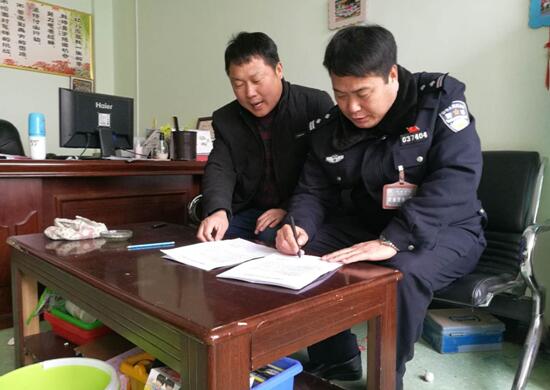 河南省新鄉(xiāng)市封丘縣:警方約談校車負(fù)責(zé)人 讓學(xué)生平安回家 河南省新鄉(xiāng)市封丘縣:警方約談校車負(fù)責(zé)人 讓學(xué)生平安回家