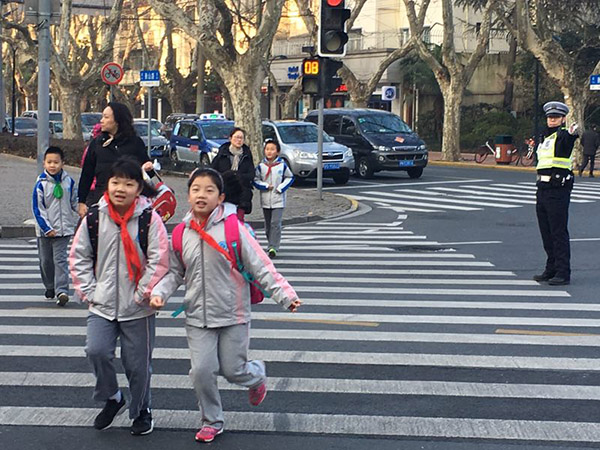 開學(xué)日上海數(shù)千警力護(hù)校保障交通，嚴(yán)查黑校車及校車超速超員