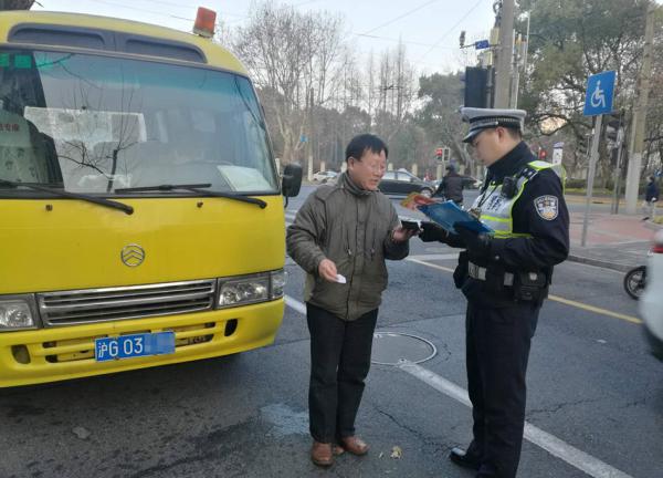 開學(xué)日上海數(shù)千警力護(hù)校保障交通，嚴(yán)查黑校車及校車超速超員