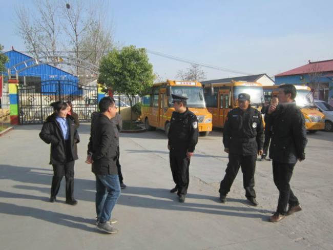 西平縣公安局呂店派出所開展轄區(qū)幼兒園校車安全大檢查