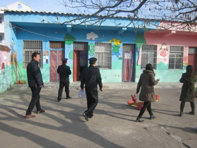 西平縣公安局呂店派出所開展轄區(qū)幼兒園校車安全大檢查