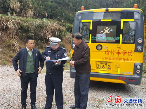 福建省三明市梅列交警大隊深入轄區(qū)校園開展校車安全大檢查/ 福建省三明市梅列交警大隊深入轄區(qū)校園開展校車安全大檢查