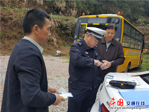 福建省三明市梅列交警大隊深入轄區(qū)校園開展校車安全大檢查/ 福建省三明市梅列交警大隊深入轄區(qū)校園開展校車安全大檢查