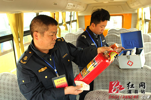 湖南省道州市道縣248輛校車“體檢”迎開學(xué) 道縣:校車“體檢”迎開學(xué)(多圖)