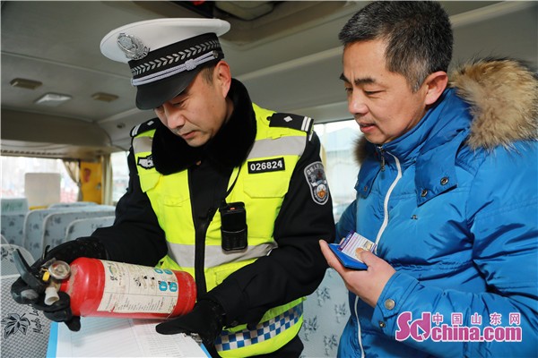 山東淄博張店交警檢查校車(chē) 確保學(xué)生安全