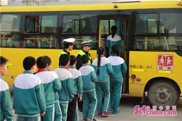 山東淄博張店交警檢查校車(chē) 確保學(xué)生安全