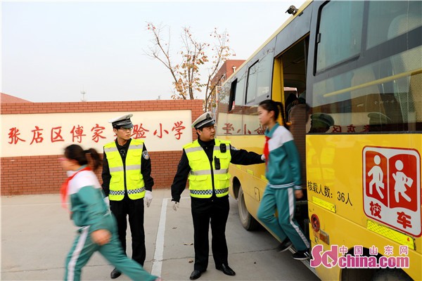 山東淄博張店交警檢查校車(chē) 確保學(xué)生安全