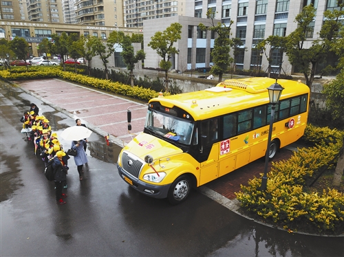 浙江省臺州市椒江區(qū):開往春天的定制公共校車/ 浙江省臺州市椒江區(qū):開往春天的定制公共校車