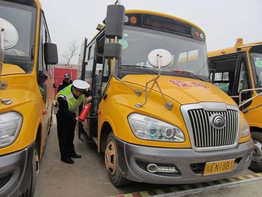 成都開展校車大檢查 讓黑校車無處遁形 成都開展校車大檢查 讓黑校車無處遁形