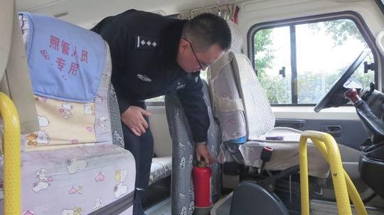 成都開展校車大檢查 讓黑校車無處遁形 成都開展校車大檢查 讓黑校車無處遁形