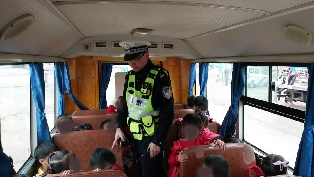 廣西壯族自治區(qū)貴港市某幼兒園校車超員被查/ 廣西壯族自治區(qū)貴港市某幼兒園校車超員被查