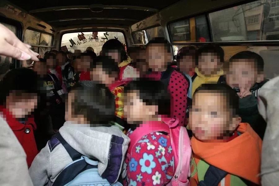 河南省信陽市5座“黑校車”竟然塞進27人 河南省信陽市5座“黑校車”竟然塞進27人