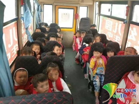 貴州安順一幼兒園校車超載 兩年被查4次交通違法 貴州安順一幼兒園校車超載 兩年被查4次交通違法