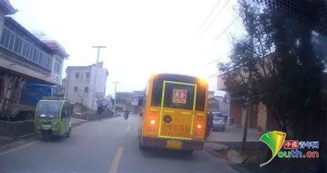 貴州安順一幼兒園校車超載 兩年被查4次交通違法 貴州安順一幼兒園校車超載 兩年被查4次交通違法