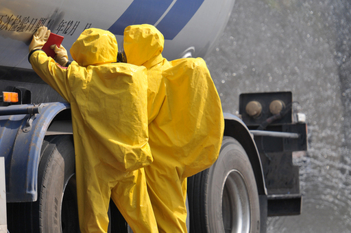 北碚交巡警支隊(duì)組織開展?；返缆愤\(yùn)輸及校車重特大道路交通事故應(yīng)急處置演練