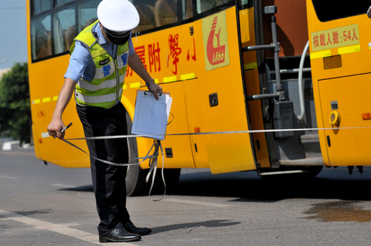 北碚交巡警支隊(duì)組織開展?；返缆愤\(yùn)輸及校車重特大道路交通事故應(yīng)急處置演練