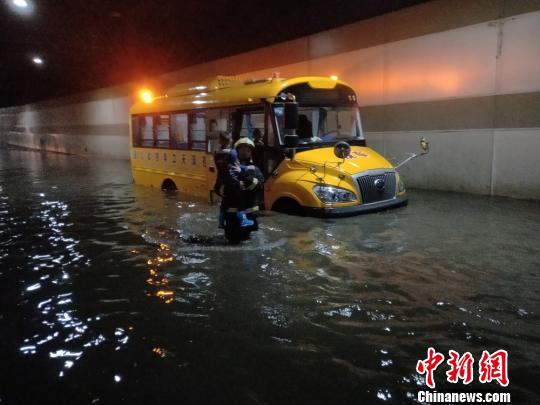 四川廣元:暴雨致校車被困 消防救出20余名學(xué)生 四川廣元:暴雨致校車被困 消防救出20余名學(xué)生