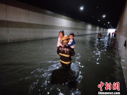 四川廣元:暴雨致校車被困 消防救出20余名學(xué)生 四川廣元:暴雨致校車被困 消防救出20余名學(xué)生