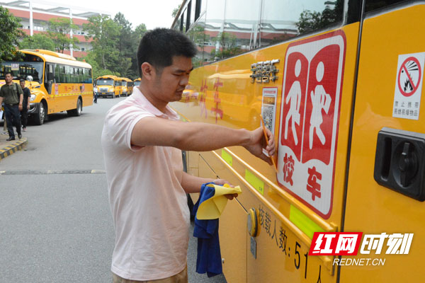 長(zhǎng)沙校車有“碼”上崗:無碼是黑車 有碼請(qǐng)您實(shí)時(shí)監(jiān)督 長(zhǎng)沙校車有“碼”上崗:無碼是黑車 有碼請(qǐng)您實(shí)時(shí)監(jiān)督