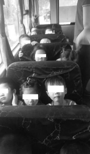 河北一輛幼兒園校車雙人座擠仨孩子/ 河北一輛幼兒園校車雙人座擠仨孩子