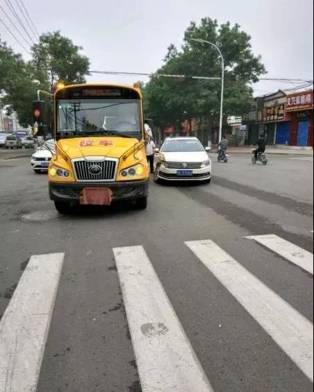 突發(fā)！河南安陽永安街附近一輛校車與私家車相撞