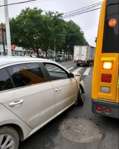 突發(fā)！河南安陽永安街附近一輛校車與私家車相撞