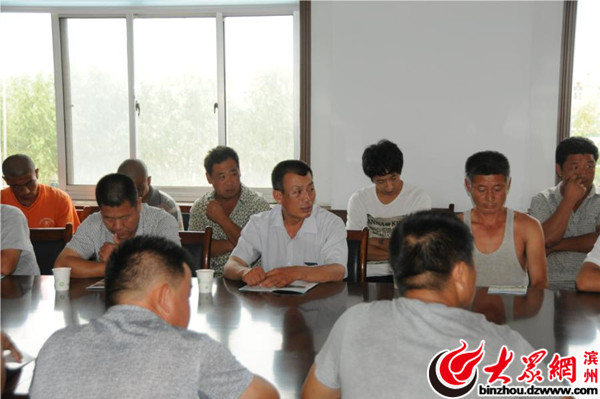 山東省濱州市:沾化交警組織校車駕駛?cè)碎_展交通安全教育培訓(xùn)班 山東省濱州市:沾化交警組織校車駕駛?cè)碎_展交通安全教育培訓(xùn)班