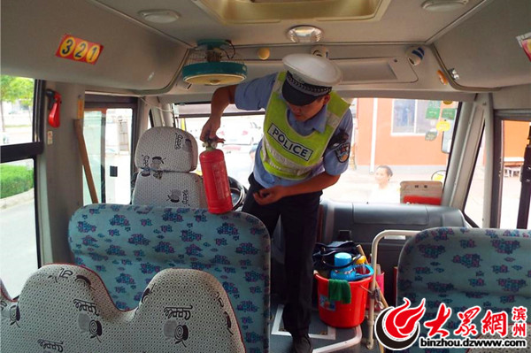 沾化交警開展校車安全檢查 保障學(xué)生乘車安全