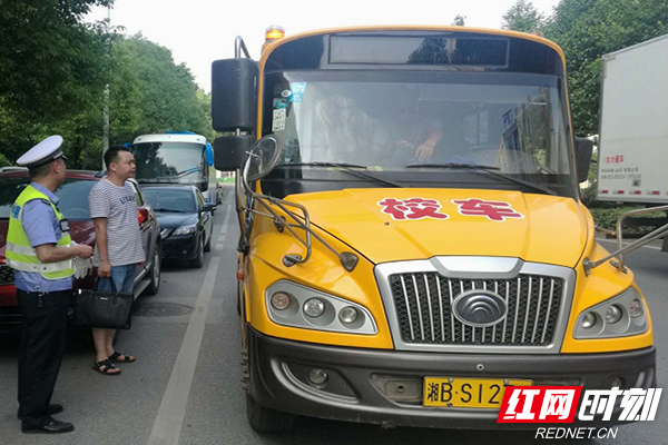 株洲荷塘交警聯(lián)合多部門(mén)開(kāi)展校車(chē)專(zhuān)項(xiàng)整治行動(dòng)/ 株洲荷塘交警聯(lián)合多部門(mén)開(kāi)展校車(chē)專(zhuān)項(xiàng)整治行動(dòng)