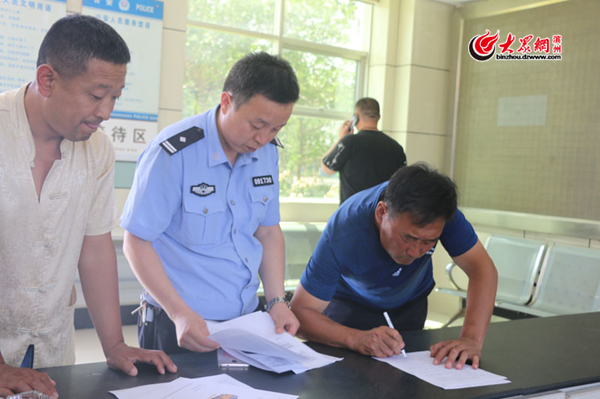 山東:無棣交警完善一車一警檔案規(guī)范校車安全管理 山東:無棣交警完善一車一警檔案規(guī)范校車安全管理