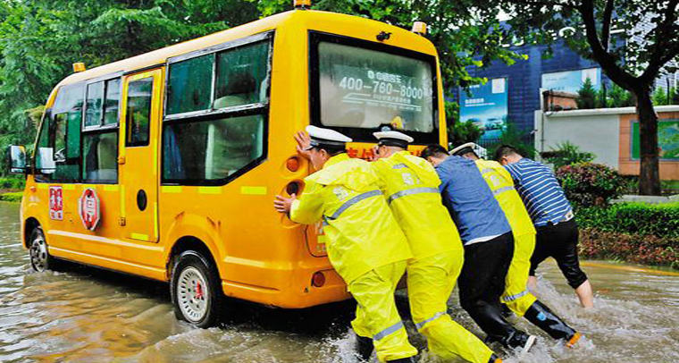 陜西渭南:警民合力推車 幫助被困校車 陜西渭南:警民合力推車 幫助被困校車