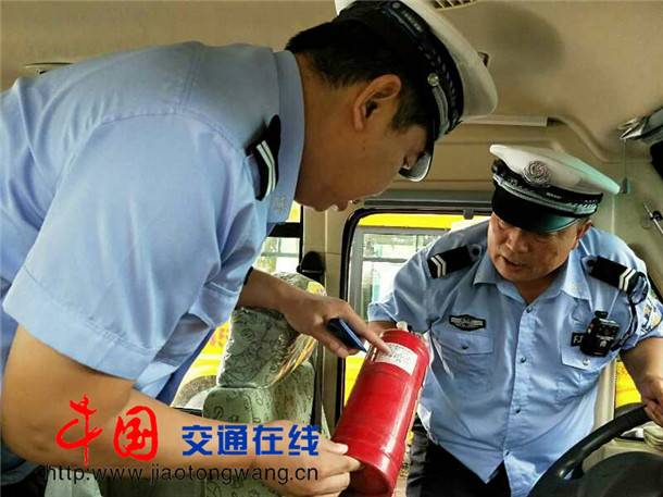 山西霍州：公安交警深入轄區(qū)小學(xué)、幼兒園檢查學(xué)校校車(chē)暑期安全管理情況